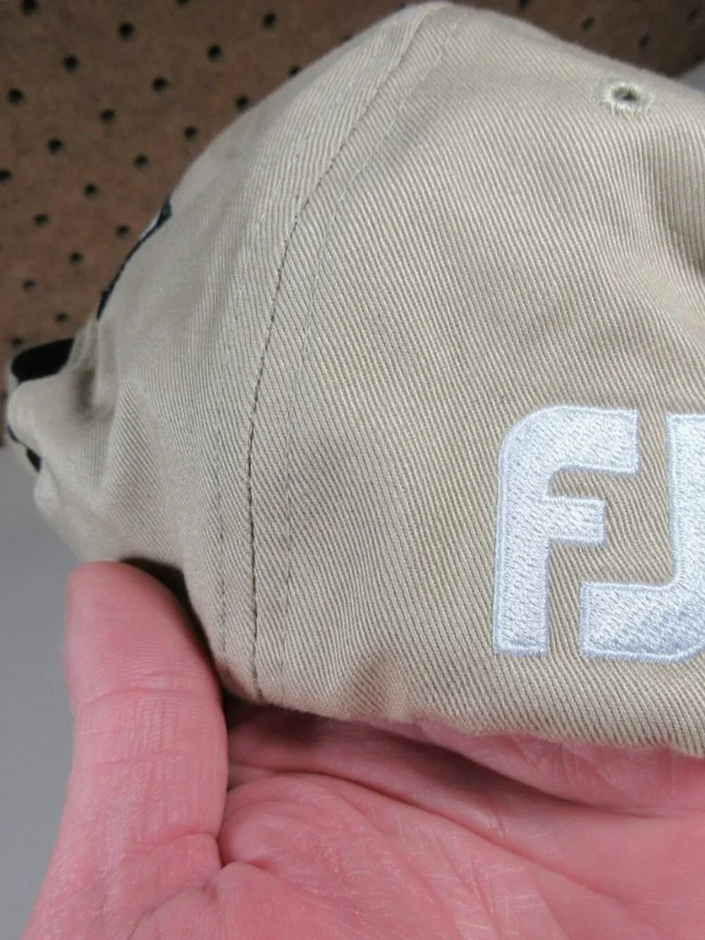 Titleist mens beige white black FJ FootJoy strapback golf hat OS EUC